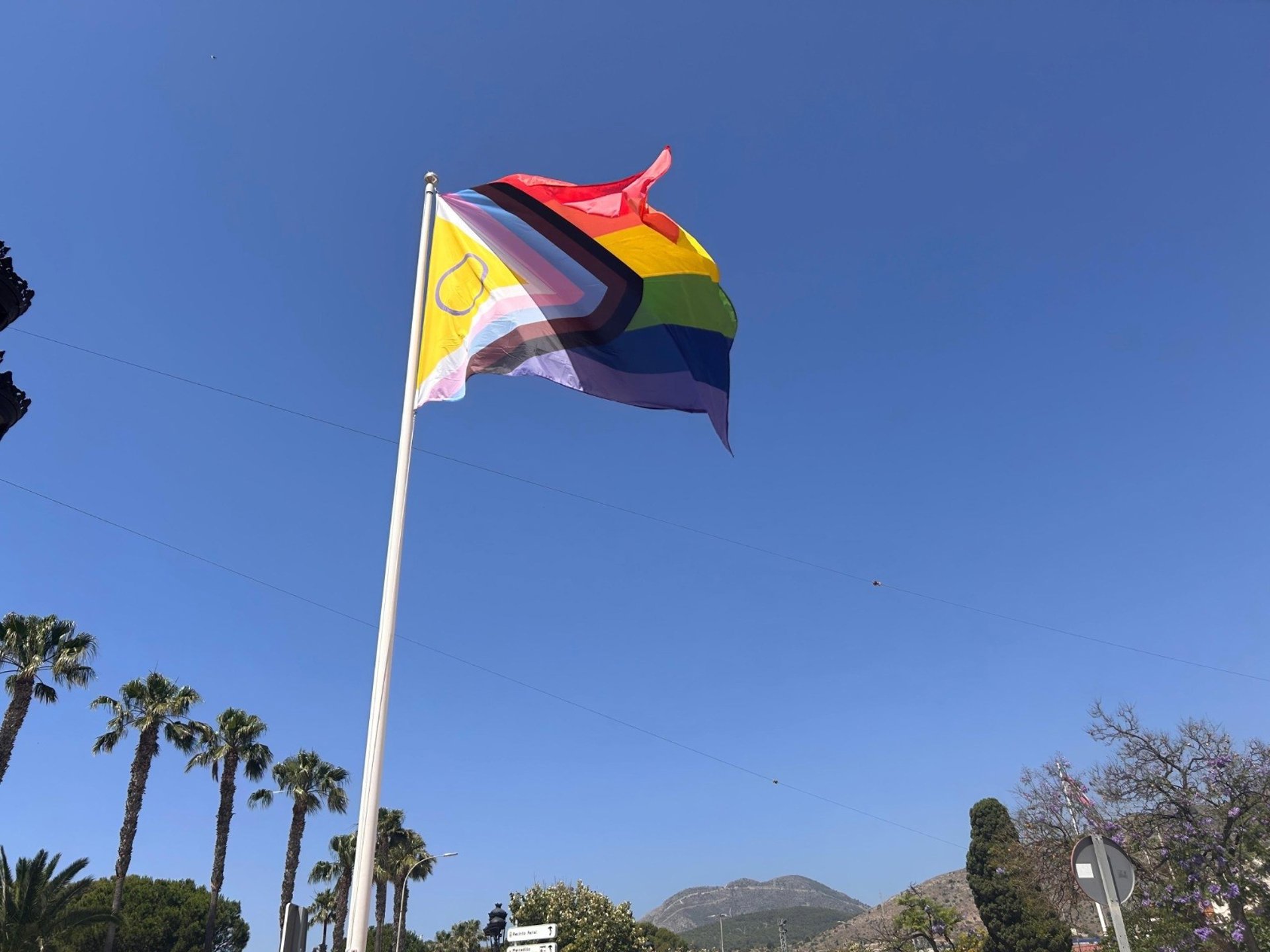 Los actos centrales del Pride de Torremolinos dan comienzo con el despliegue de la bandera arcoíris