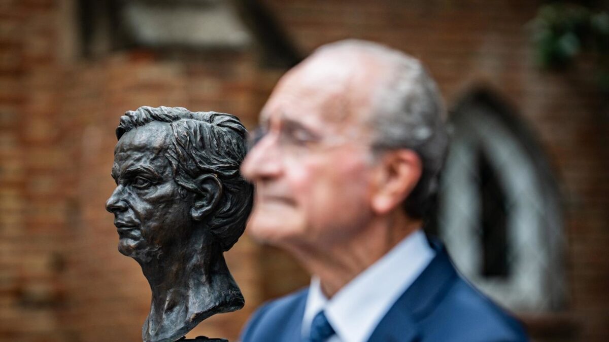 Málaga instala un monumento en los jardines del Hospital Noble en reconocimiento al pintor Félix Revello de Toro