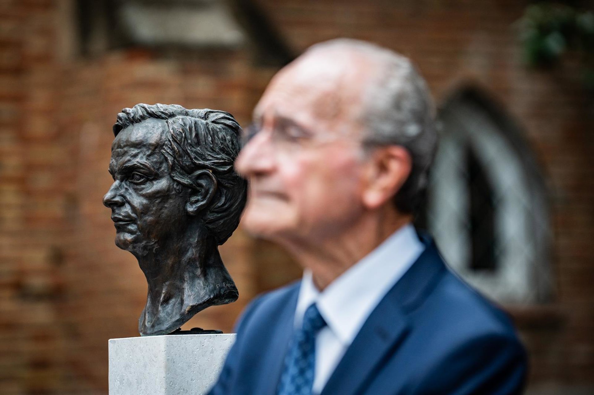 Málaga instala un monumento en los jardines del Hospital Noble en reconocimiento al pintor Félix Revello de Toro