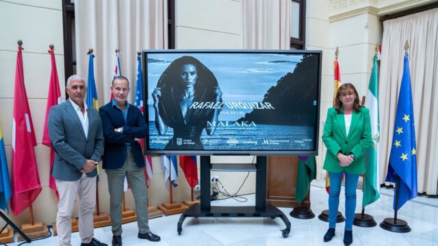 Málaga, representada en un desfile de moda en París por el diseñador Rafael Urquizar