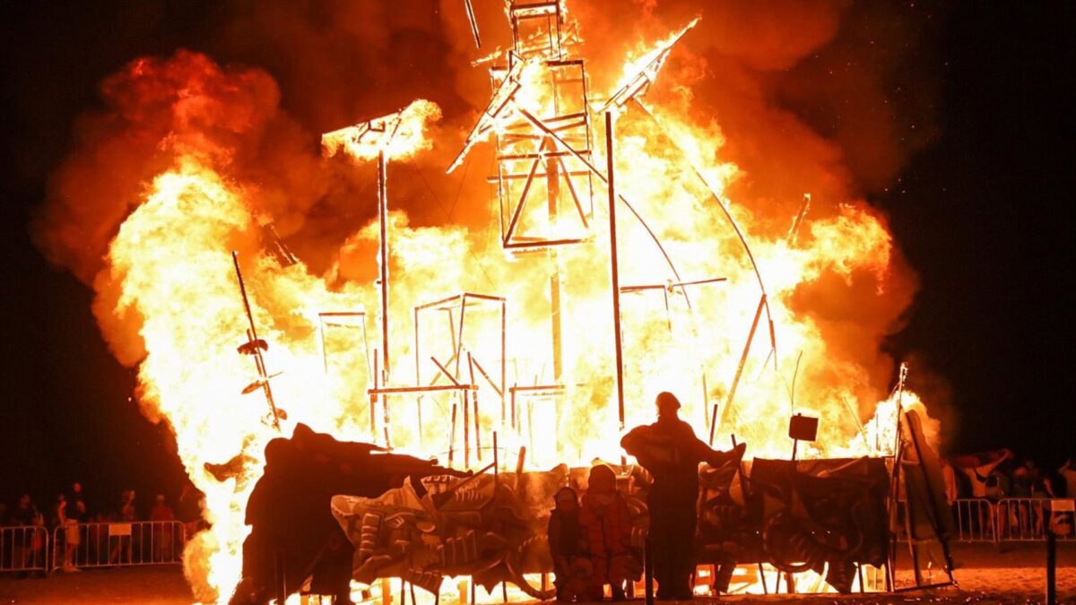 Música, fuegos artificiales y la hoguera con el tradicional 'júa' centran San Juan en la ciudad de Málaga