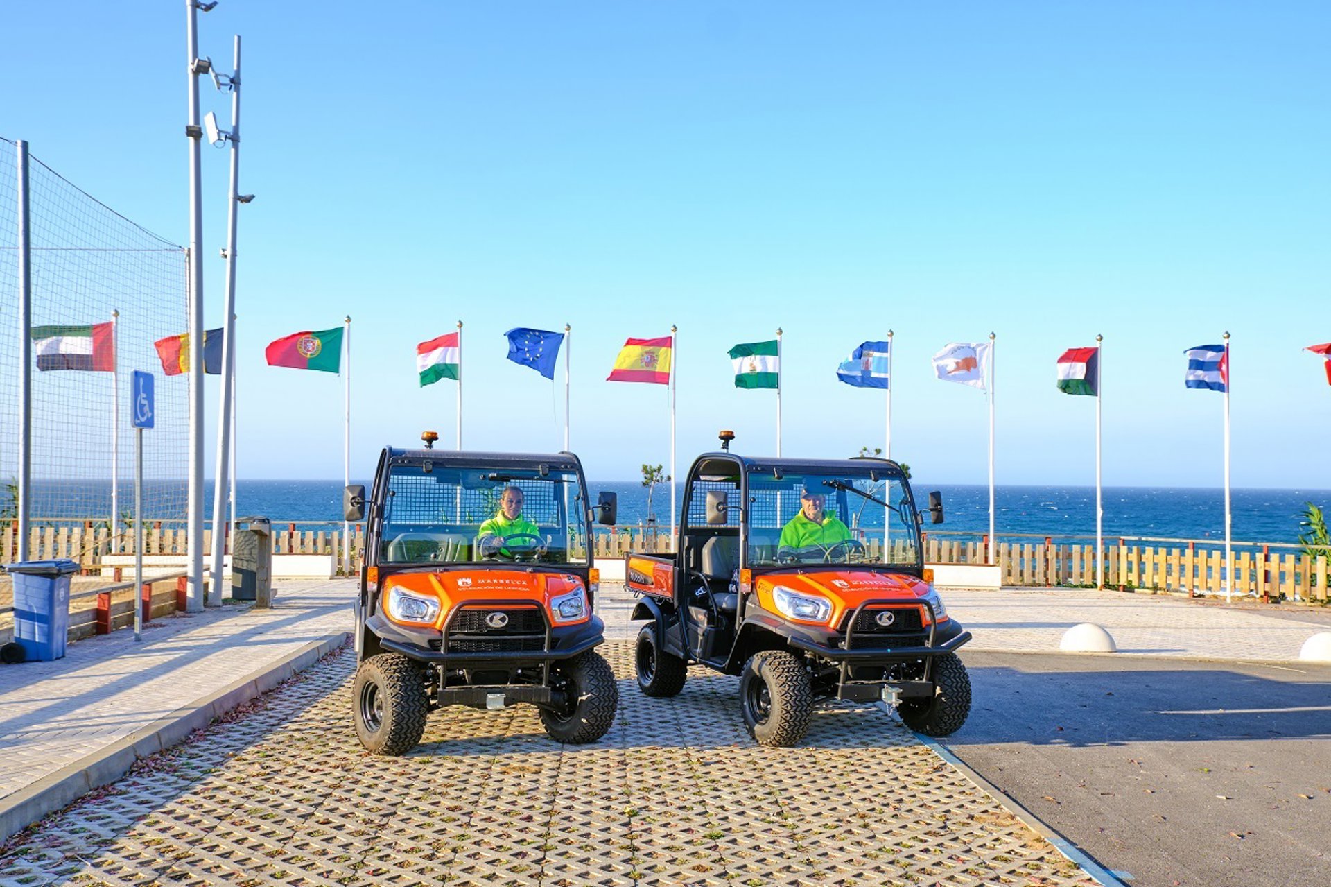 Marbella refuerza la limpieza del paseo marítimo con la incorporación de dos nuevos vehículos multiservicio