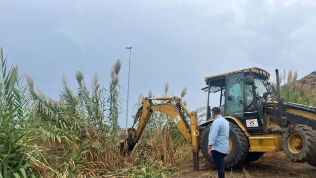 Mijas despeja el cauce de los arroyos y desembocaduras al mar antes del inicio de la época de lluvias