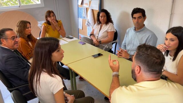Navarro asegura que "los docentes no están solos" y defiende medidas reforzar autoridad de profesores