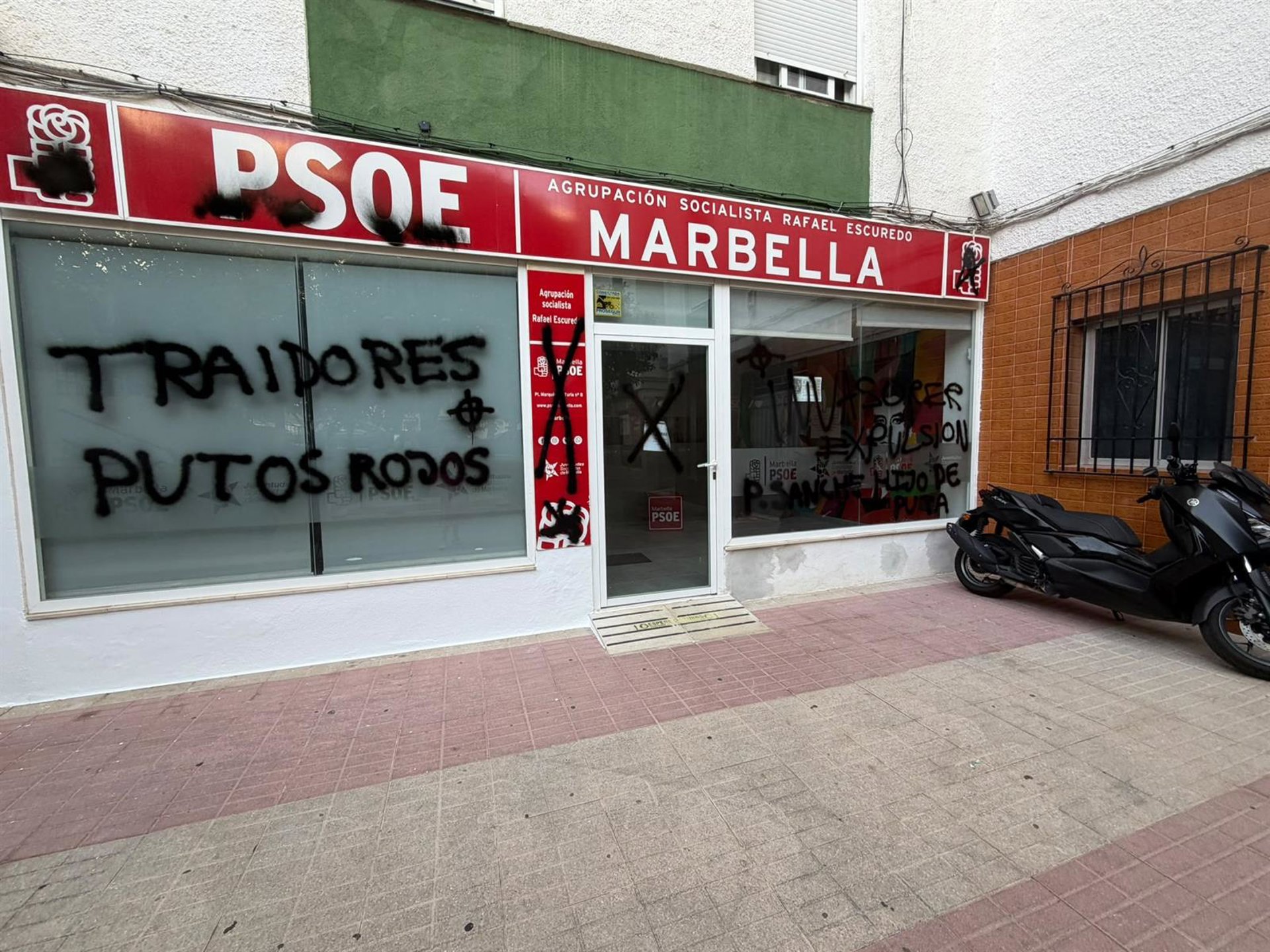 PSOE condena el vandalismo de su sede de Marbella y pide una respuesta unánime de todos los partidos