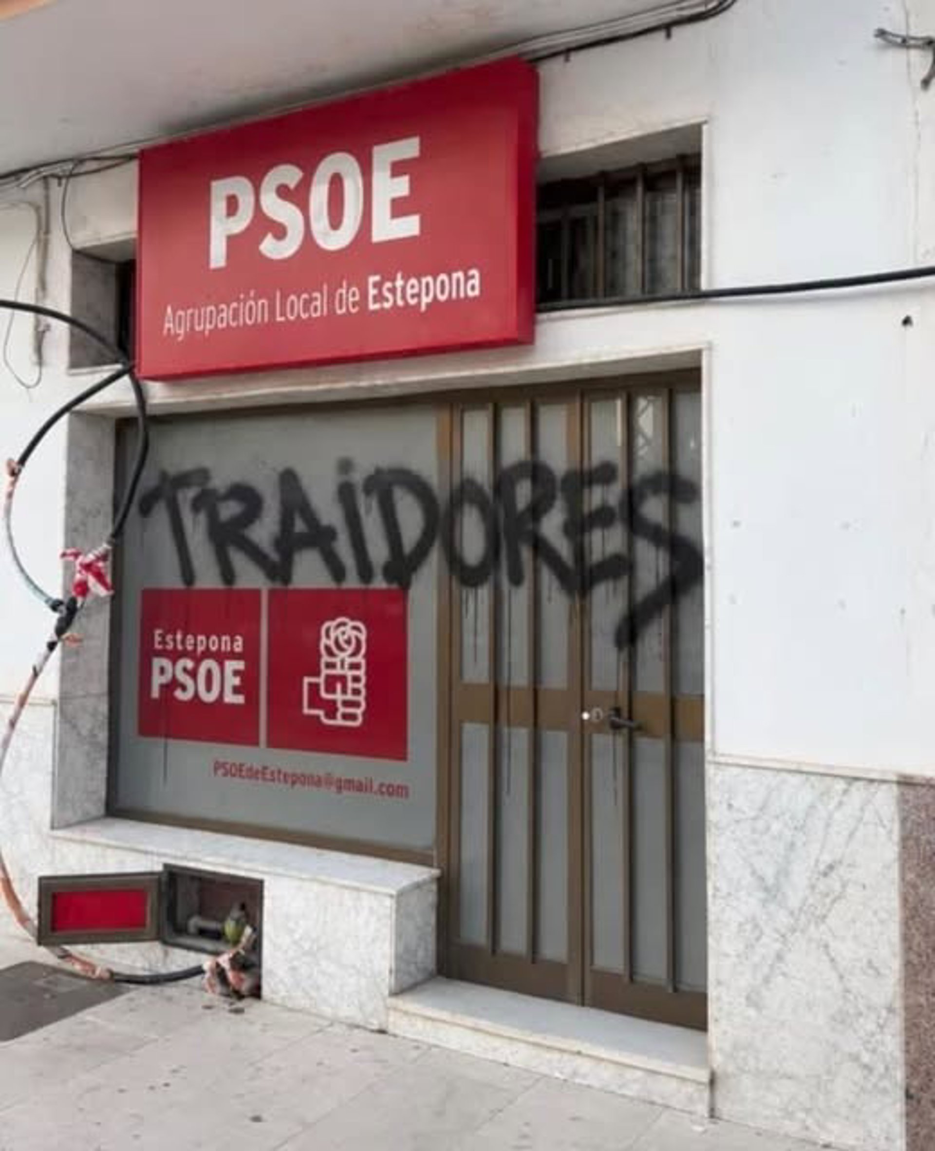 PSOE denuncia vandalismo en su sede de Estepona: "Ninguna discrepancia política puede justificar esto"