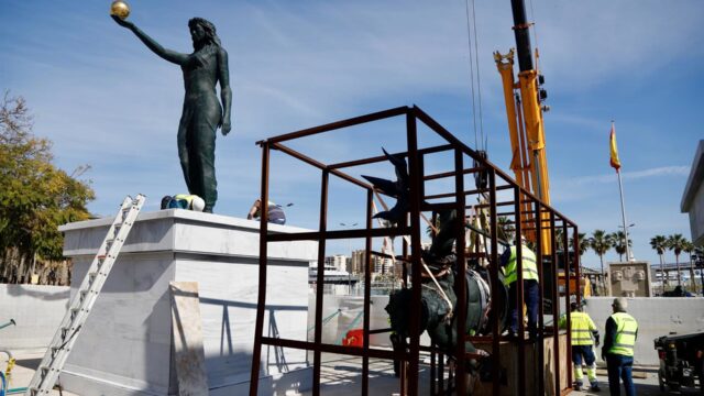 PSOE pide participación ciudadana para decidir sobre las estatuas del puerto y Con Málaga exige la retirada