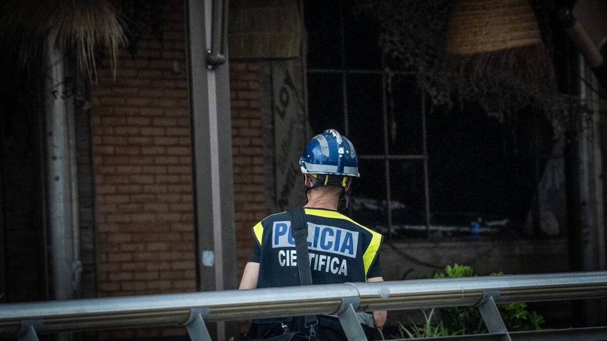 Realizan una primera visita de inspección a la planta baja del edificio del incendio del hotel