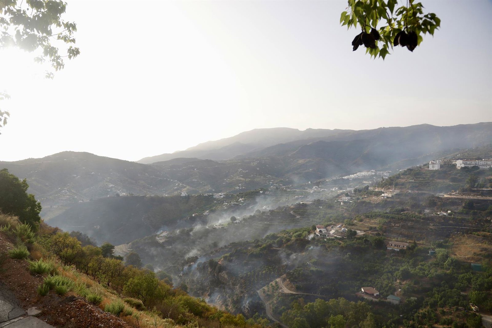 Regresan a sus viviendas los desalojados por el incendio de Árchez, que desciende a fase preemergencia