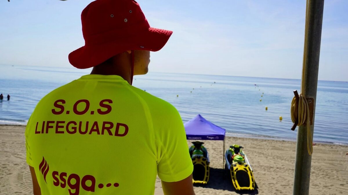 Torremolinos refuerza la seguridad en sus playas con cerca de 50 profesionales este verano