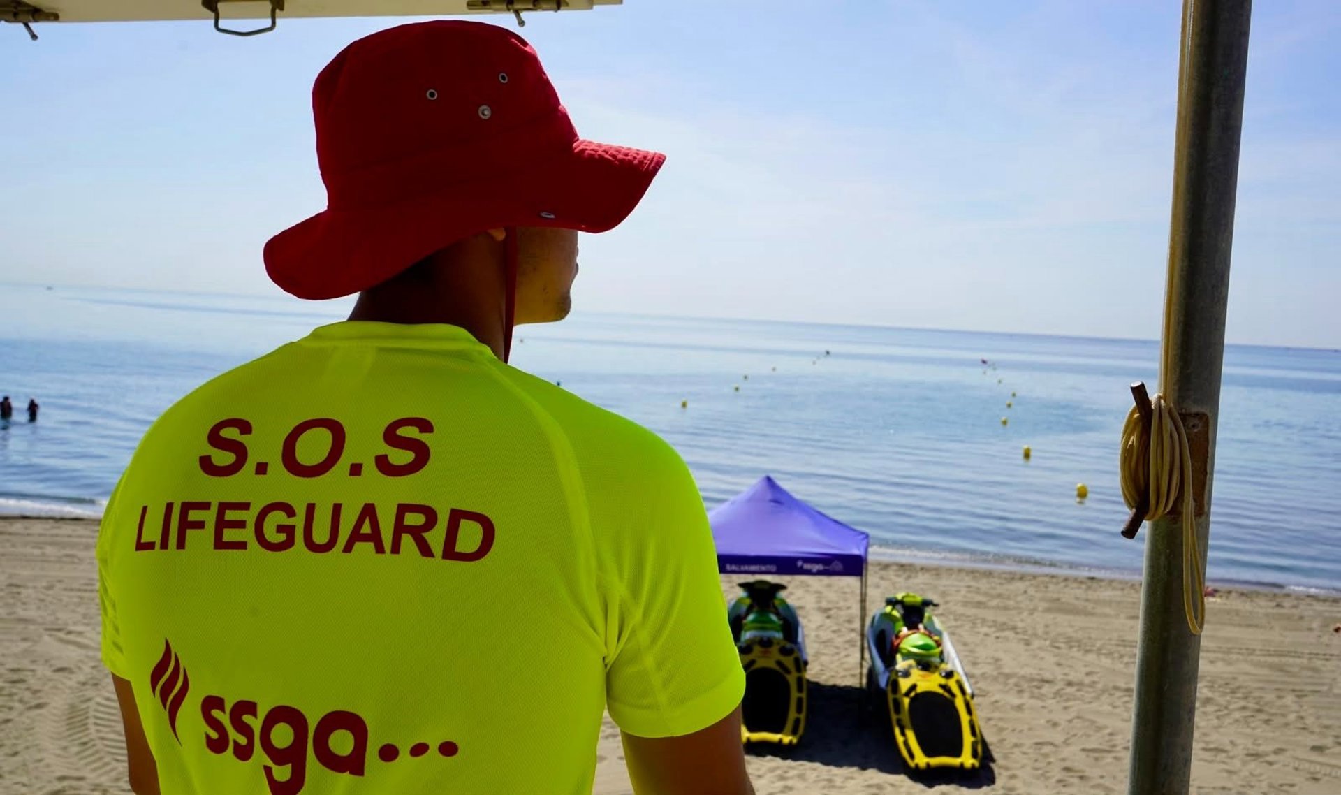 Torremolinos refuerza la seguridad en sus playas con cerca de 50 profesionales este verano