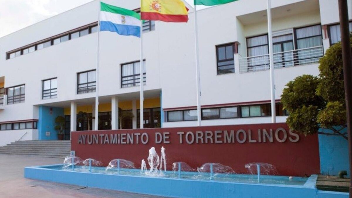 Torremolinos se suma al luto por la muerte de dos guardias civiles en Huelva y ondea las banderas a media asta