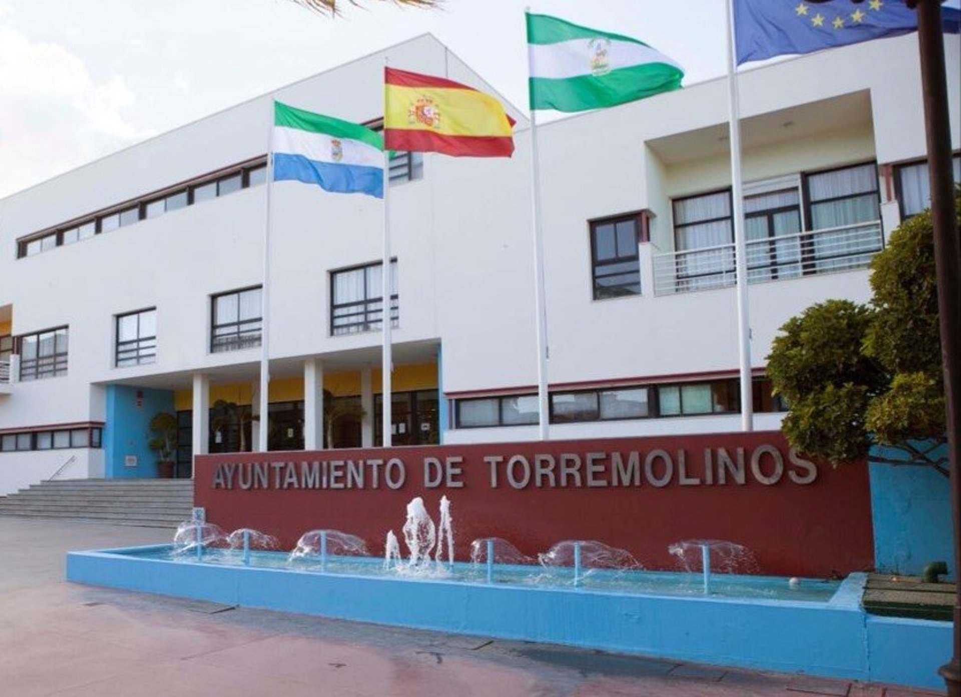 Torremolinos se suma al luto por la muerte de dos guardias civiles en Huelva y ondea las banderas a media asta