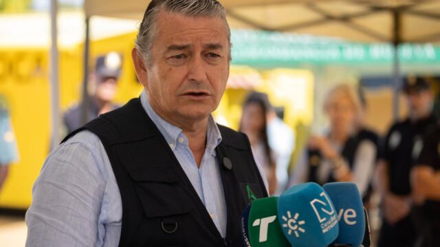 Tres heridos, 50 desalojados y 200 efectivos desplegados por el incendio de Benahavís