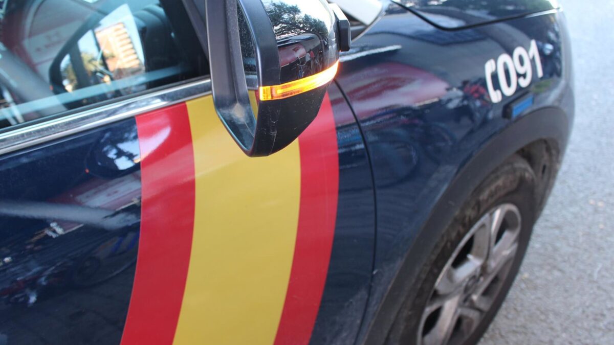 Un hombre intenta estrangular a su pareja delante de su hija que avisó al 112