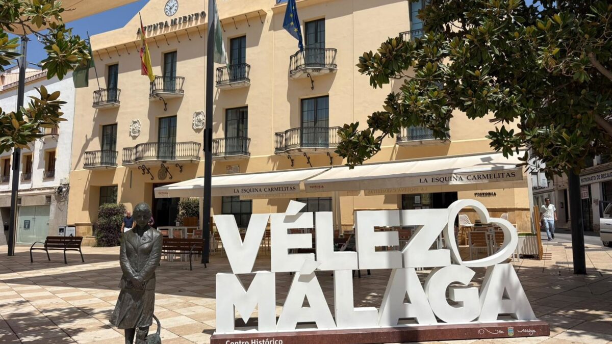 Vélez aplica reducciones de hasta el 95% en la tasa de residuos a un millar de hogares de familias vulnerables