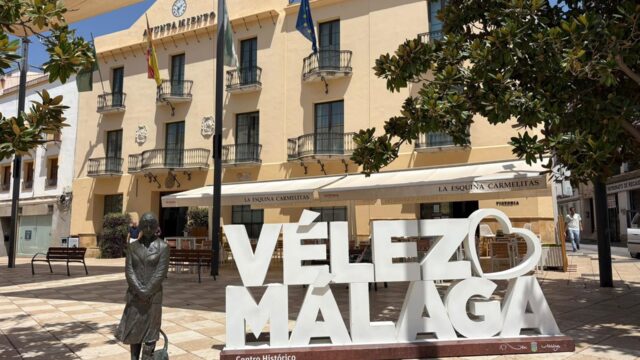 Vélez aplica reducciones de hasta el 95% en la tasa de residuos a un millar de hogares de familias vulnerables
