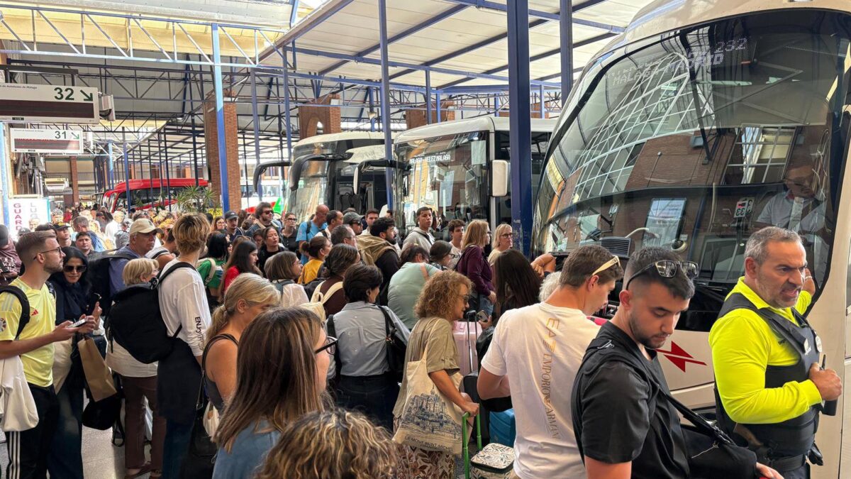 Accidente.- Colas en la estación de autobuses de Málaga tras la cancelación de trenes por el accidente