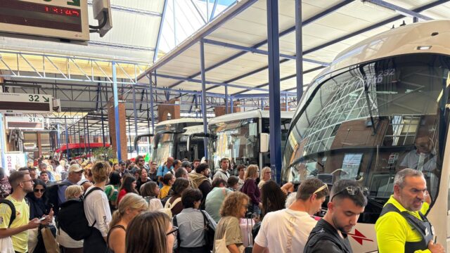 Accidente.- Colas en la estación de autobuses de Málaga tras la cancelación de trenes por el accidente