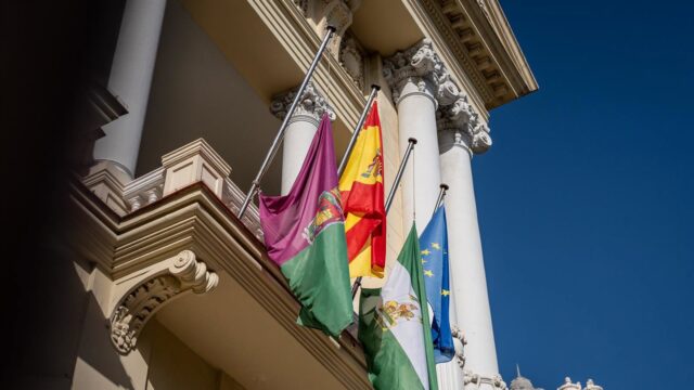 Accidente.- Las banderas del Ayuntamiento de Málaga ondean a media asta por el accidente ferroviario