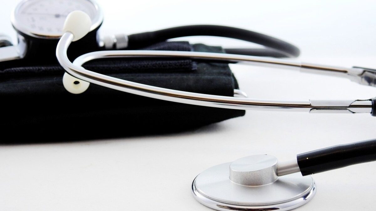 Amenaza a una médica a la que exigió ser derivada a un especialista de forma preferente