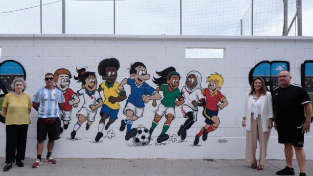 Campo de fútbol La Virreina de Málaga estrena nuevo mural inclusivo del programa artístico 'Málaga Más Bella'