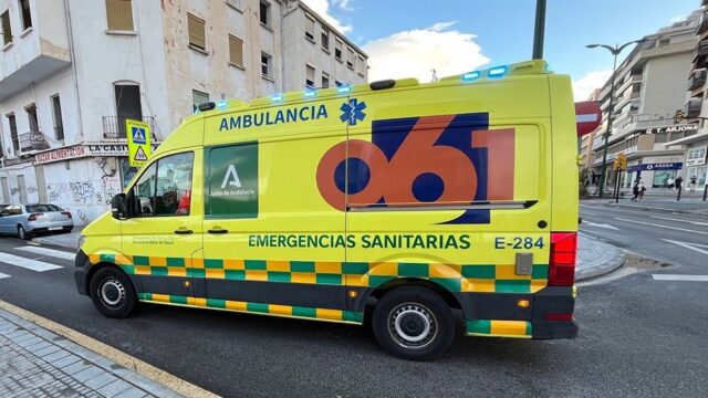 Cortada la A-7 en sentido Cádiz tras un accidente entre un coche y una moto a la altura de Fuengirola