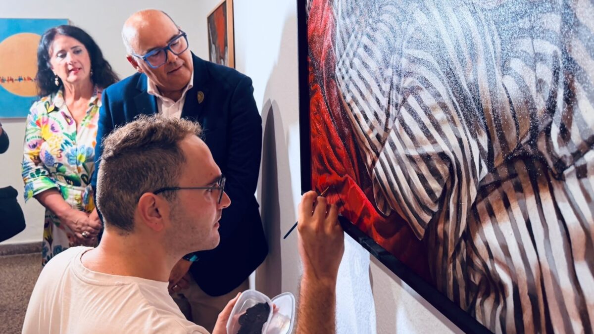 David Palomero, ganador del premio Evaristo Guerra de pintura con su obra 'Vestigio'