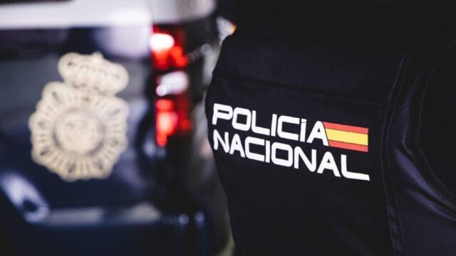 Detenido un hombre que intentó en varias ocasiones alcanzar con un cuchillo a un agente en Málaga
