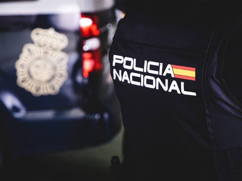 Detenido un hombre que intentó en varias ocasiones alcanzar con un cuchillo a un agente en Málaga