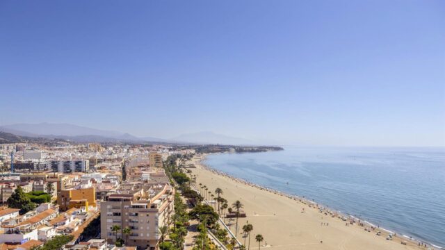El Ayuntamiento de Estepona adjudica la instalación de pasarelas fijas y tarimas para las playas
