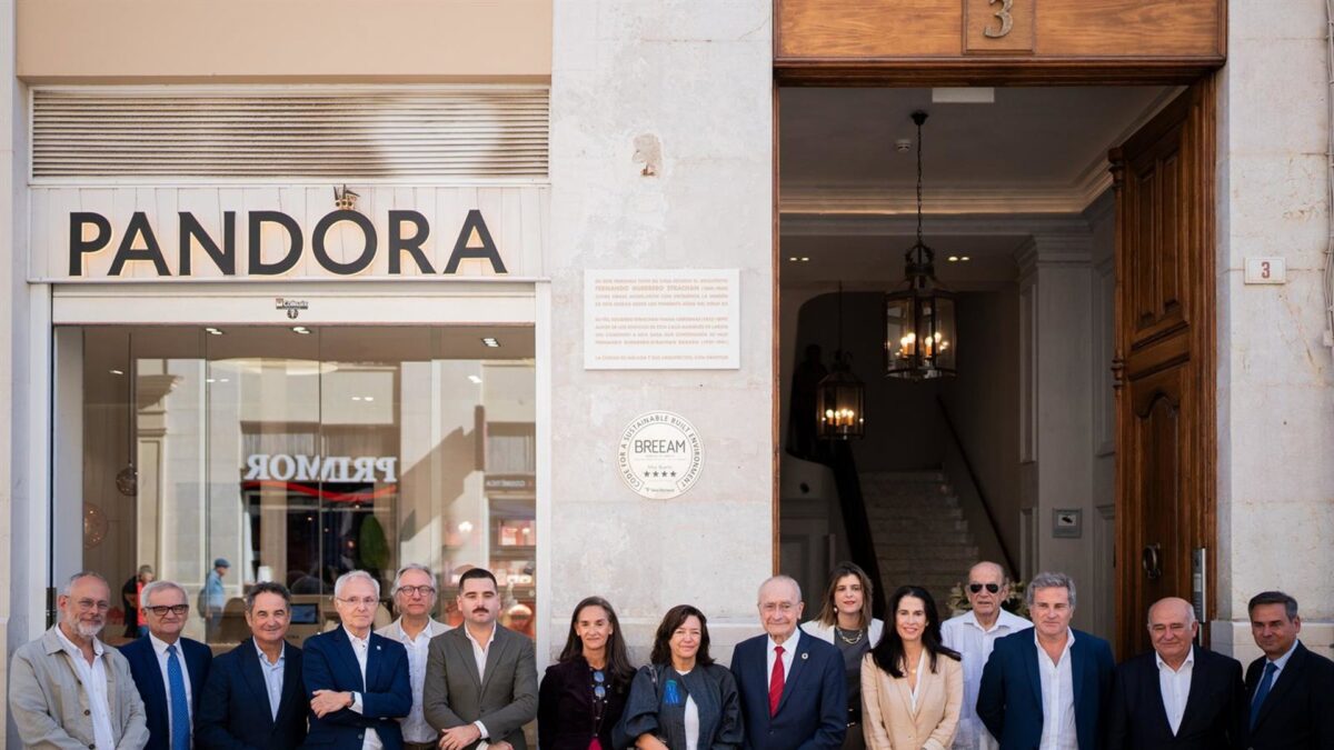 El Colegio de Arquitectos de Málaga rinde homenaje a Guerrero Strachan con una placa en su antigua casa-estudio