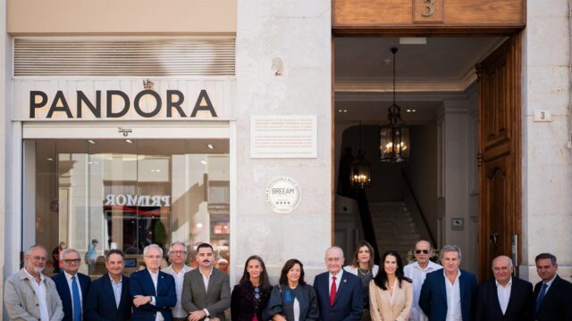 El Colegio de Arquitectos de Málaga rinde homenaje a Guerrero Strachan con una placa en su antigua casa-estudio