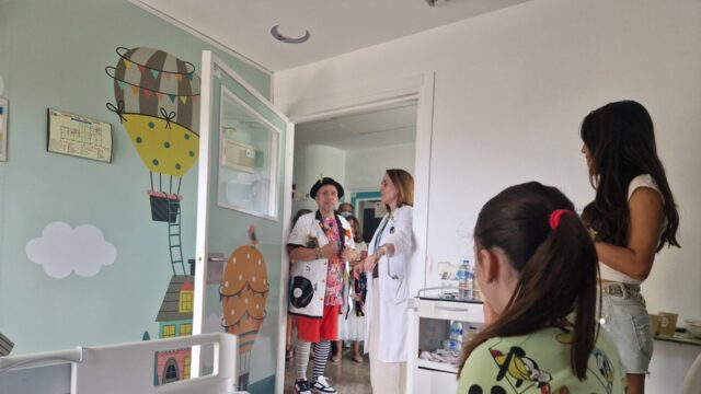 El 'Doctor Sonrisa' lleva ilusión al Hospital Costa del Sol de la mano de la Fundación Theodora