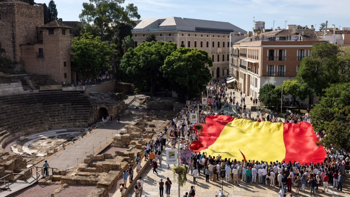 El PP despliega una gran bandera de España en un acto en la capital para celebrar el 12 de octubre