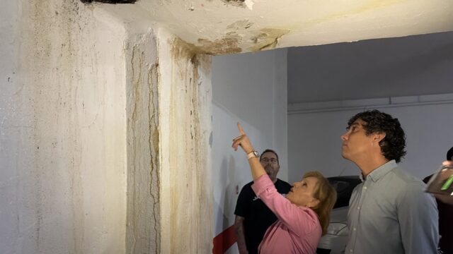 El PSOE exige una "solución urgente" ante el aumento de la fuga de agua en dos edificios de avenida de Andalucía