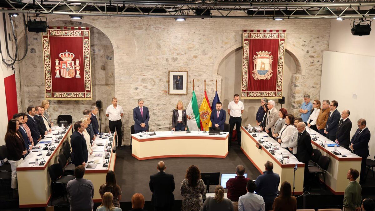El Pleno de Marbella, marcado por el accidente ferroviario de Urda, aborda asuntos de índole administrativo