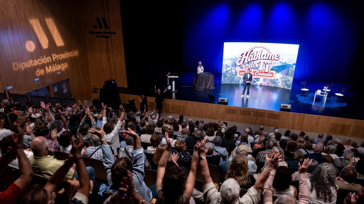 El auditorio Edgar Neville acoge la gala 'Háblame de ti' con la participación de 400 mayores de la provincia