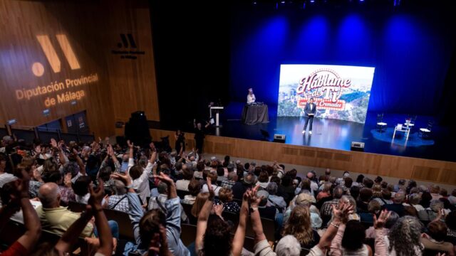 El auditorio Edgar Neville acoge la gala 'Háblame de ti' con la participación de 400 mayores de la provincia