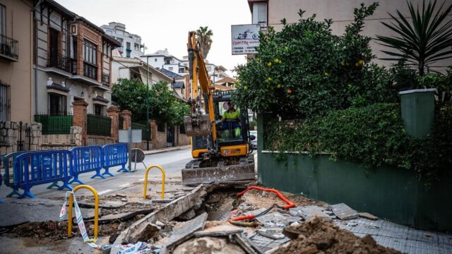 Emasa trabaja en reparar la red en zona de la Victoria de la capital tras la rotura de una tubería