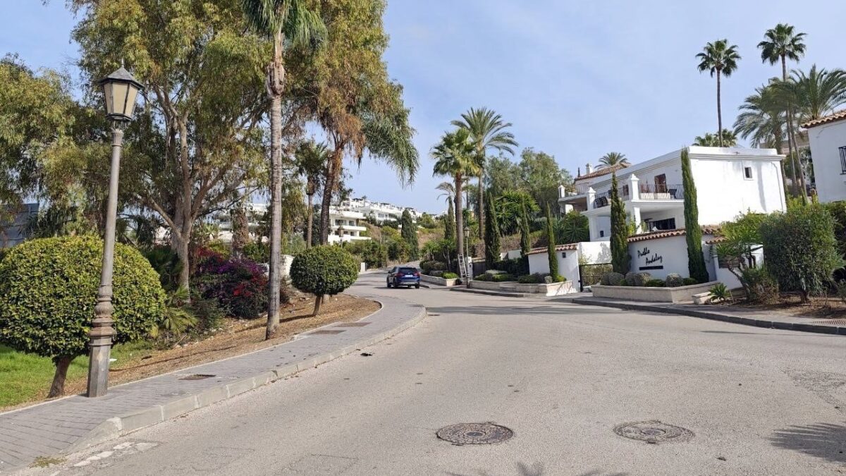 Estepona adjudica la instalación de 140 farolas solares híbridas por 86.759 euros