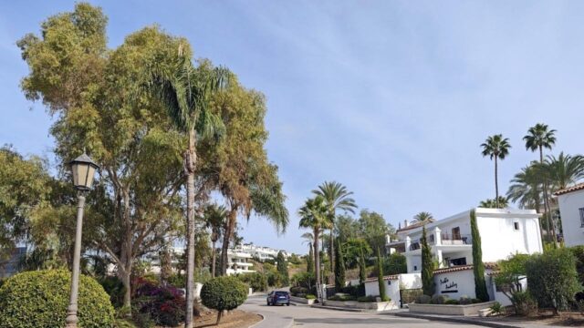 Estepona adjudica la instalación de 140 farolas solares híbridas por 86.759 euros