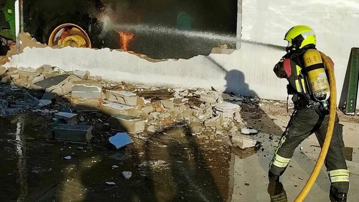 Extinguido sin daños personales un incendio en una nave agrícola de Antequera