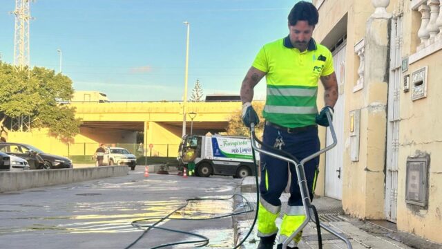 Fuengirola desarrolla un plan especial de limpieza en el Recinto Ferial y las calles aledañas