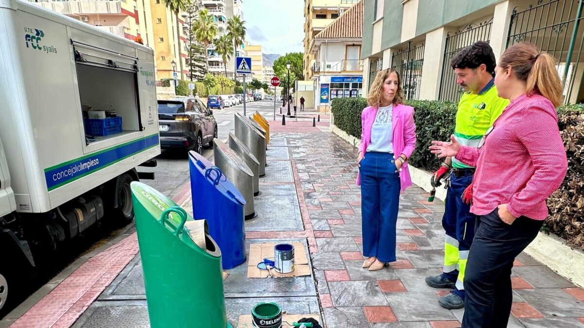 Fuengirola mejora aspecto de las islas ecológicas con el repintado de más de 300 buzones de recogida selectiva