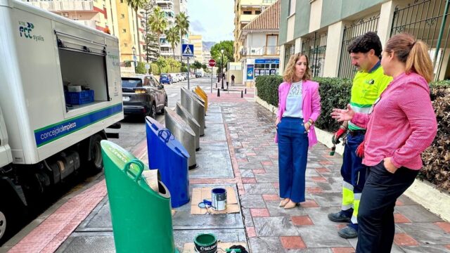 Fuengirola mejora aspecto de las islas ecológicas con el repintado de más de 300 buzones de recogida selectiva