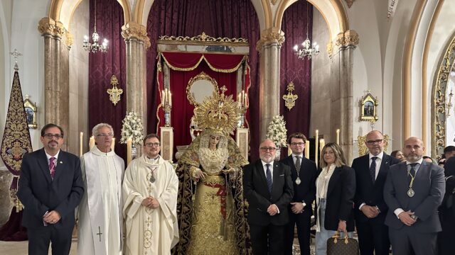 Un joven alhaurino borda para la Virgen de la Trinidad una saya sobre un tisú del siglo XIX