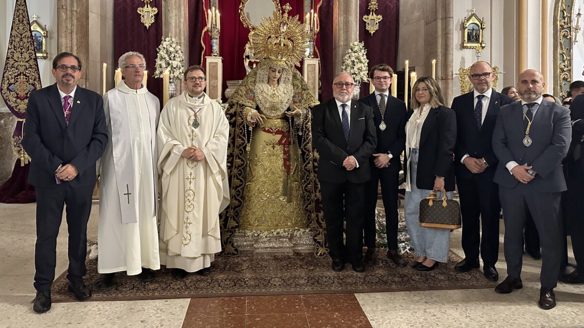 Un joven alhaurino borda para la Virgen de la Trinidad una saya sobre un tisú del siglo XIX