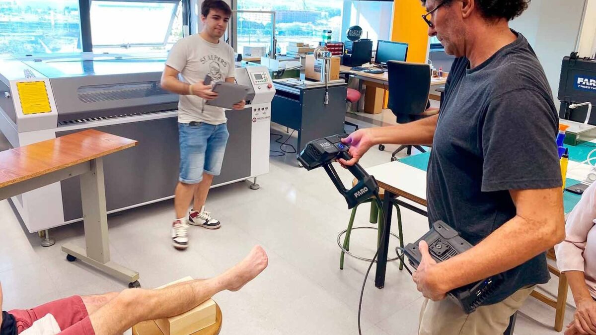 Ingenierías Industriales realiza un escaneado 3D de las extremidades de un paciente que perdió los dedos