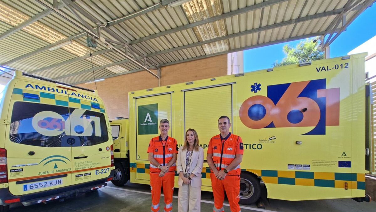 La delegada de Sanidad y Consumo de Málaga visita las instalaciones del 061 de la provincia